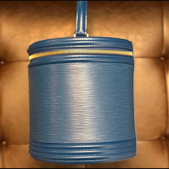 Authentic Louis Vuitton Bucket - Picture 14 of 16